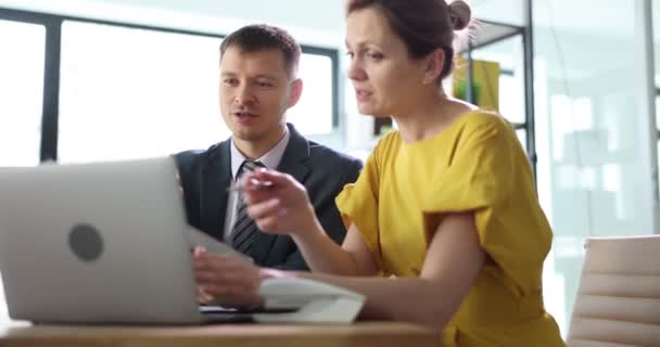 ビジネスの人々はノートパソコンの画面 クローズアップで情報を議論しています 事務所での会議 タイムラプス — ストック動画