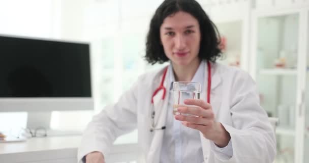 Jeune Médecin Propose Boire Verre Eau Gros Plan Déshydratation Corps — Video