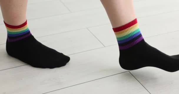 Lgbtのシンボルが付いている靴下の男性の足 クローズアップ 寛容な態度 性的グループの支援 スローモーション — ストック動画