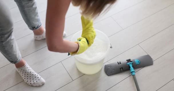 Una Mujer Oficina Exprime Agua Trapo Cubo Primer Plano Limpieza — Vídeos de Stock