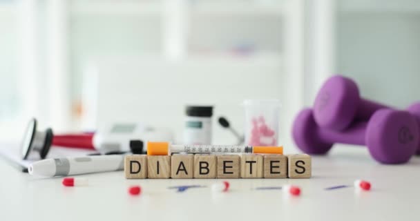 糖尿病は木製の立方体 クローズアップに書かれています 病気の複雑な治療 スローモーション — ストック動画