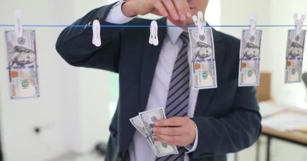 Homem Negócios Agarra Dólares Uma Roupa Close Conceito Branqueamento Capitais — Vídeo de Stock