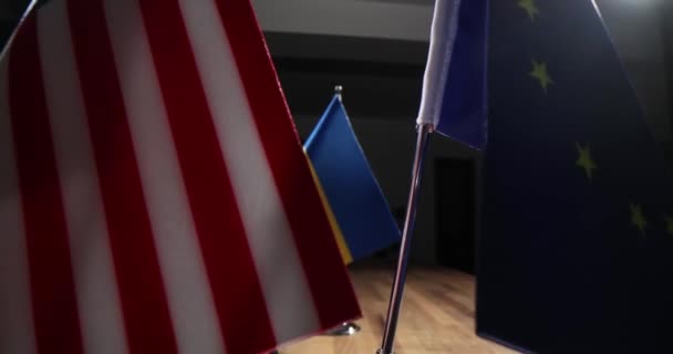Sobre Mesa Están Las Banderas Los Estados Unidos Unión Europea — Vídeo de stock