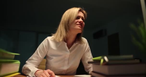 Una Mujer Trabaja Computadora Tarde Noche Durante Una Tormenta Primer — Vídeo de stock