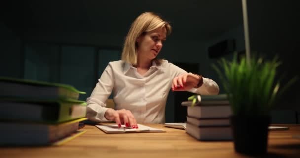 Affärskvinna Arbetar Kontoret Natten Utanför Åskvädret Närbild Lastning Arbetet Tidsfrist — Stockvideo