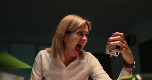 Eine Geschäftsfrau Schreit Nachts Büro Wecker Negative Emotionen Probleme Bei — Stockvideo