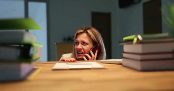 Una Mujer Asustada Por Noche Oficina Llama Por Teléfono Concepto — Vídeos de Stock