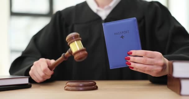 Der Richter Hält Einen Pass Und Schlägt Einen Hammer Eine — Stockvideo