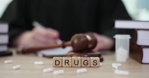 Drogeninschrift Auf Holzwürfeln Nahaufnahme Konzept Für Den Verkauf Von Rauschgift — Stockvideo