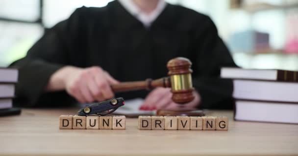 Μεθυσμένη Οδηγική Επιγραφή Ξύλινους Κύβους Κοντινό Πλάνο Δικαστική Ετυμηγορία Αλκοολισμός — Αρχείο Βίντεο