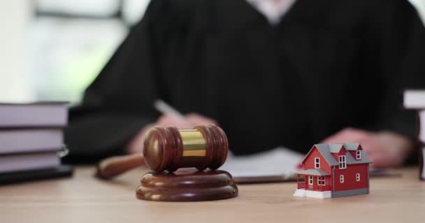 Modelo Casa Roja Está Sobre Mesa Corte Primer Plano Juicio — Vídeos de Stock