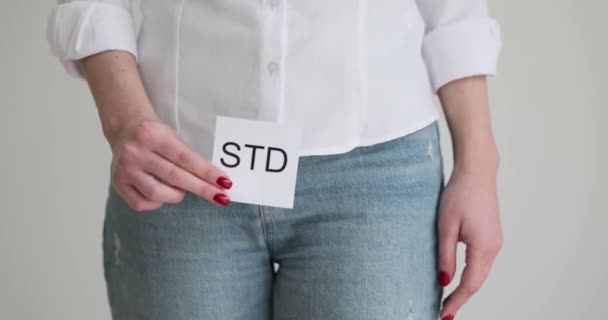 Lány Tartja Feliratot Std Papír Közelkép Fogalom Szexuális Úton Terjedő — Stock videók