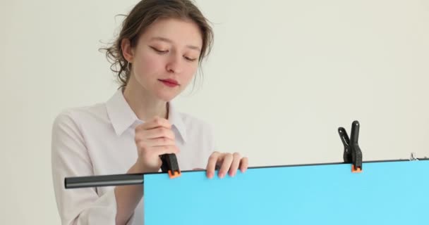 Une Femme Dans Studio Photo Accroche Une Pince Linge Sur — Video