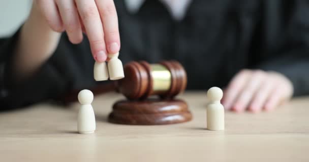 判事は木製の人形 クローズアップを保持しています 有罪と無罪 スローモーションの概念 — ストック動画