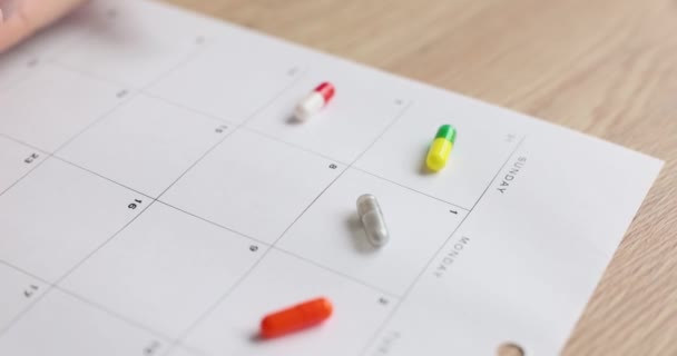 Handen Medische Kalender Close Planning Dagelijks Gebruik Van Drugs Slow — Stockvideo