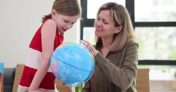 Une Femme Souriante Une Petite Fille Regardent Globe Gros Plan — Video