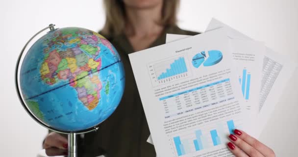 Una Mujer Negocios Tiene Informe Financiero Globo Primer Plano Concepto — Vídeo de stock