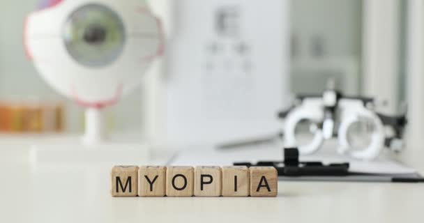 Myopi Inskription Träkuber Ett Bord Klinik Närbild Ögonsjukdom Diagnostik — Stockvideo