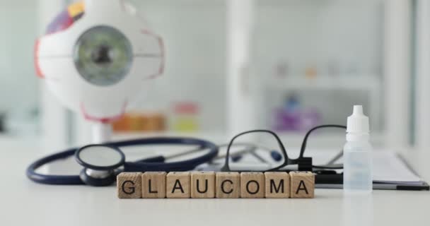 Glaukom Inschrift Auf Holzwürfeln Auf Dem Tisch Krankenhaus Großaufnahme Pathologie — Stockvideo