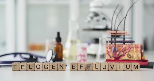 病原菌Effluvium铭刻在诊所桌子上的木制立方体上 头发疾病 叶枯病的治疗 — 图库视频影像