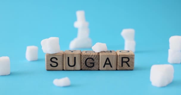 Mavi Arka Planda Tahta Küplere Yazılmış Şeker Yakın Plan Beyaz — Stok video