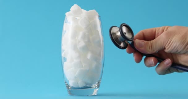 Ręka Stetoskopem Sięga Bank Cukrem Zbliżenie Problemy Zdrowotne Uzależnienie — Wideo stockowe