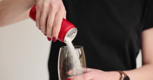 Zahăr Aproape Toarnă Din Cutia Roșie Staniu Încetinire Harm Băuturi — Videoclip de stoc