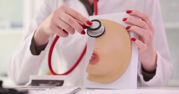 Lekarz Jest Dotknięty Stetoskopem Modelu Anatomicznego Kobiecej Piersi Zbliżenie Diagnoza — Wideo stockowe