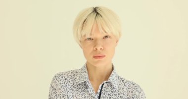 Makyajsız genç bir iş kadınının portresi, yakın plan. İş kadını düşünür, yavaş hareket eder