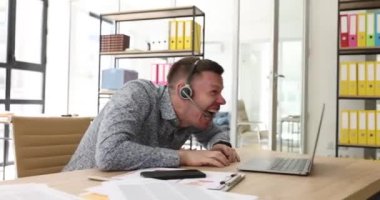 Ofisteki asık suratlı bir iş adamı video oyunu oynuyor, yakın plan. İşyeri geciktirmesi