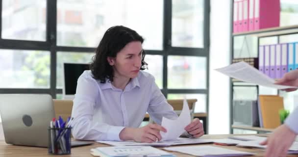 事務所の青年は文書を涙させ女に投げ込む 仕事のエラー チーフの侵略 — ストック動画