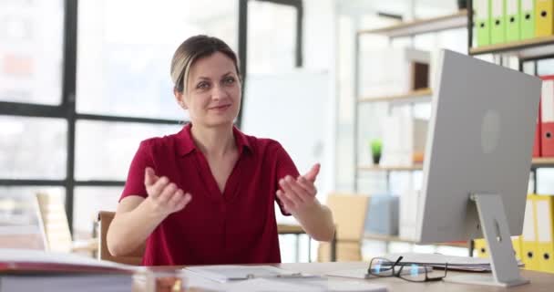 Affärskvinna Kontoret Bjuder Sig Själv Närbild Rekryteringsbyrå Slowmotion — Stockvideo