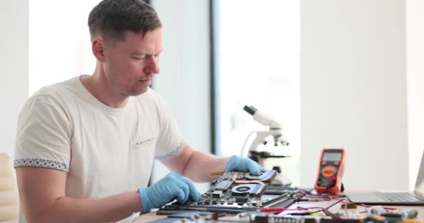 Een Man Repareert Een Computer Close Verbetering Van Uitrusting Vervanging — Stockvideo