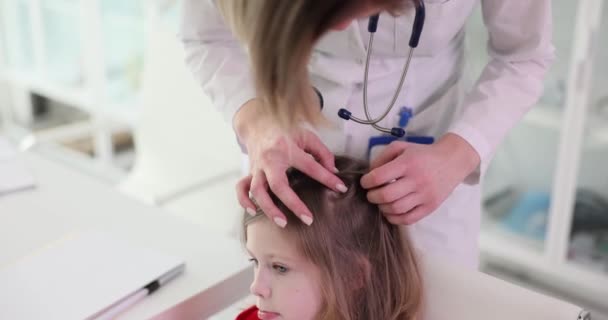 Лікар Торкається Волосся Голові Маленької Дівчинки Крупним Планом Трихолог Пошук — стокове відео
