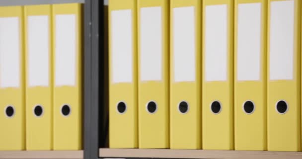 Žluté Složky Stojí Řadě Zblízka Papírnictví Kancelářské Potřeby Zpomalení — Stock video