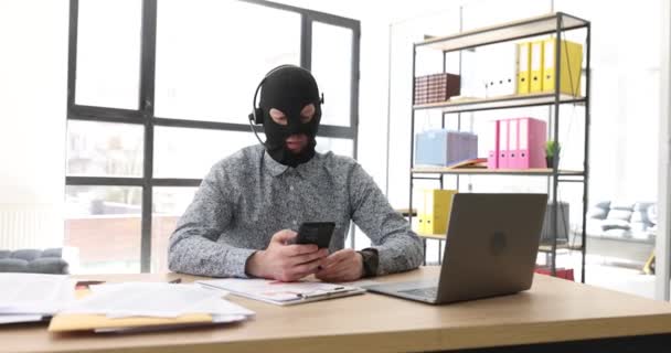 Office Scammer Mask Talking Phone Close Fraud Circuit Phone Front — Stock Video