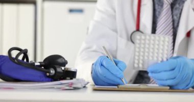 Doktor elinde haplarla su topladı ve klinikte ağır çekimde reçete yazdı. Reçeteli tıbbi uyuşturucu kavramı
