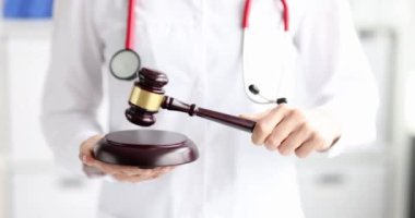 Kadın doktor Yargıç Tokmak 4K filmi ağır çekimde. Tıp hukuku ve adalet kavramı