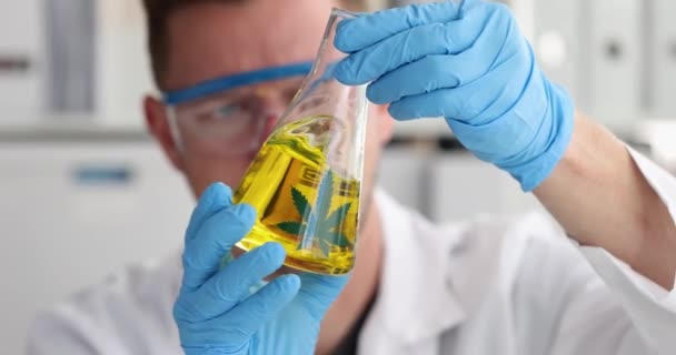 Seorang Ahli Kimia Menggoyang Botol Dengan Ekstrak Ganja Laboratorium Film — Stok Video