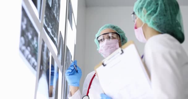 Ärzte Mit Brillen Und Masken Betrachten Röntgenbilder Der Klinik Zeitlupe — Stockvideo