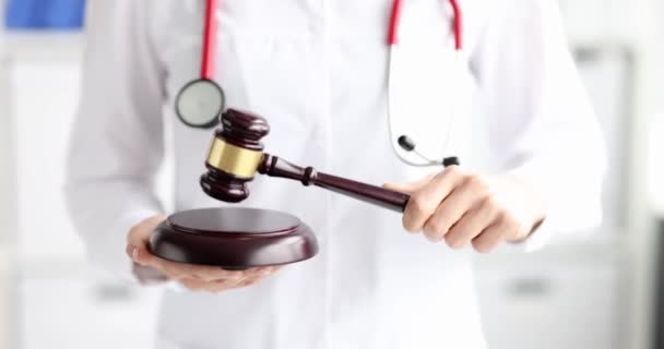 Γυναίκα Γιατρός Χτυπά Δικαστής Gavel Ταινία Αργή Κίνηση Ιατρικό Δίκαιο — Αρχείο Βίντεο