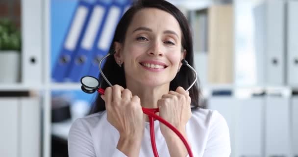 Donna Medico Inserendo Stetoscopio Nelle Orecchie Clinica Film Rallentatore Auscultazione — Video Stock