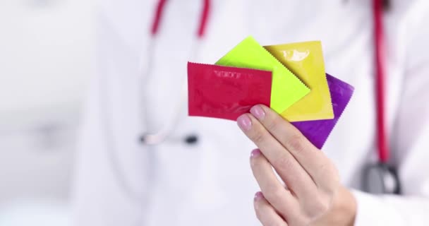 Doctor Sosteniendo Muchos Condones Sus Manos Cerca Película Cámara Lenta — Vídeos de Stock