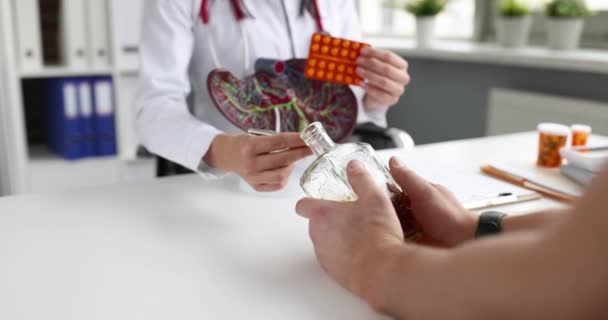 Médico Mostrando Modelo Artificial Fígado Pílulas Para Paciente Com Garrafa — Vídeo de Stock