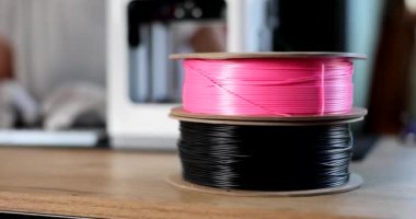 3D yazıcı 4K film ağır çekim için siyah ve pembe plastik makaralar. 3D baskı tasarımı ve modelleme kavramı