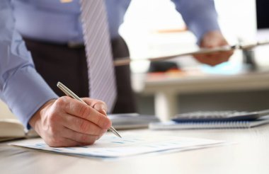 Booker kurumsal yıllık bütçe Istatistiklerini gerçekleştirmek. İşadamı giderleri ve kar kalem, grafik kullanarak hesaplayın. Tasarruf, finans ve ekonomi muhasebe konsepti. Man çalışma alanında verileri doğrula