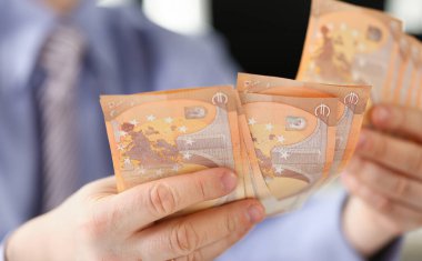 Man Hands Holding Euro tasarruf finans kavramı. Para kağıt çekim fotoğraf rulo ile işadamı. Finansal nakit gelir muhasebesi. İş giderleri ve kar. Bankacılık sistemi