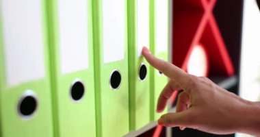 İş kadını ciltçi kadın muhasebeci iş belgelerini arşivliyor. İş belgeleri