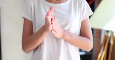 Kadın eli masajı avuç içleri kapalı ve gergin bir jest. Beklenti duyguları