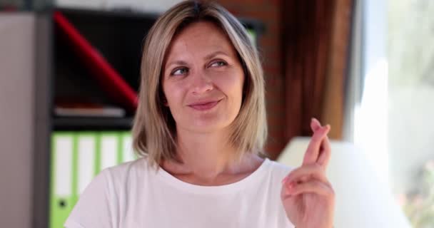 Una Mujer Supersticiosa Cruza Los Dedos Esperando Milagro Emociones Buen — Vídeos de Stock